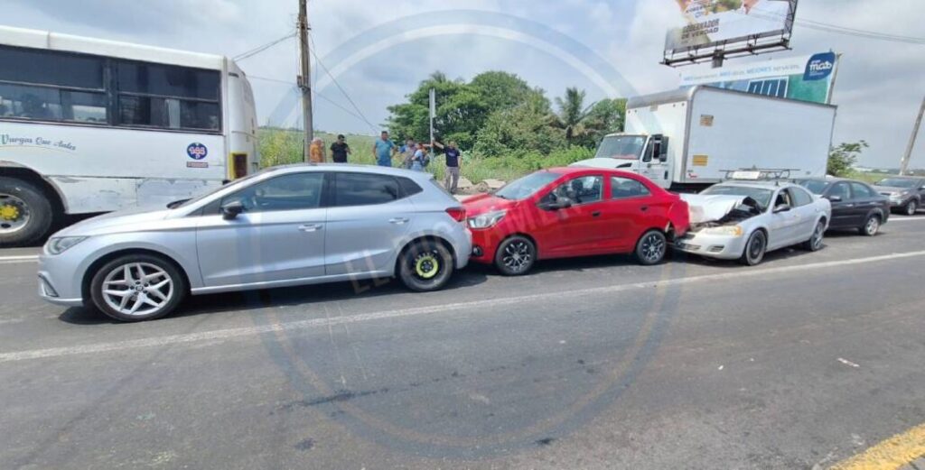 Aparatoso accidente tipo "carambola" se registró sobre la carretera federal Veracruz - Xalapa.