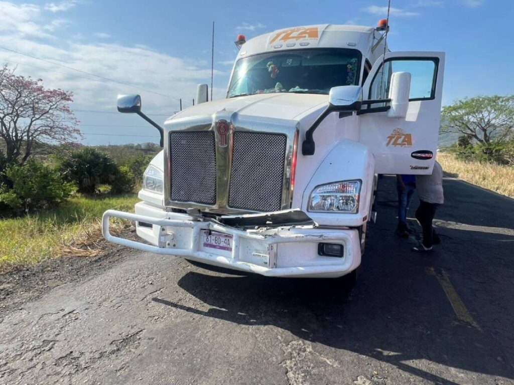 Tráiler embiste a camioneta cerca de Laguna Verde, una trabajadora de la Central Nuclear resultó lesionada. Foto: Jesús Olivares.
