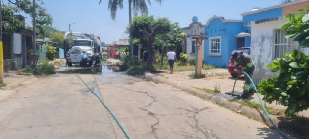 La autoridad municipal de Coatzacoalcos ha iniciado una intensa jornada de desazolve de aguas negras en sectores situados al poniente de la ciudad.
