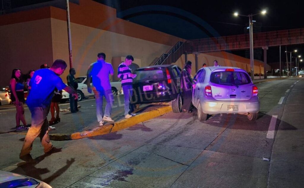 El accidente se registró en el carril de norte a sur de la avenida Ejército Mexicano casi esquina con la avenida de Las Américas en Boca del Río.