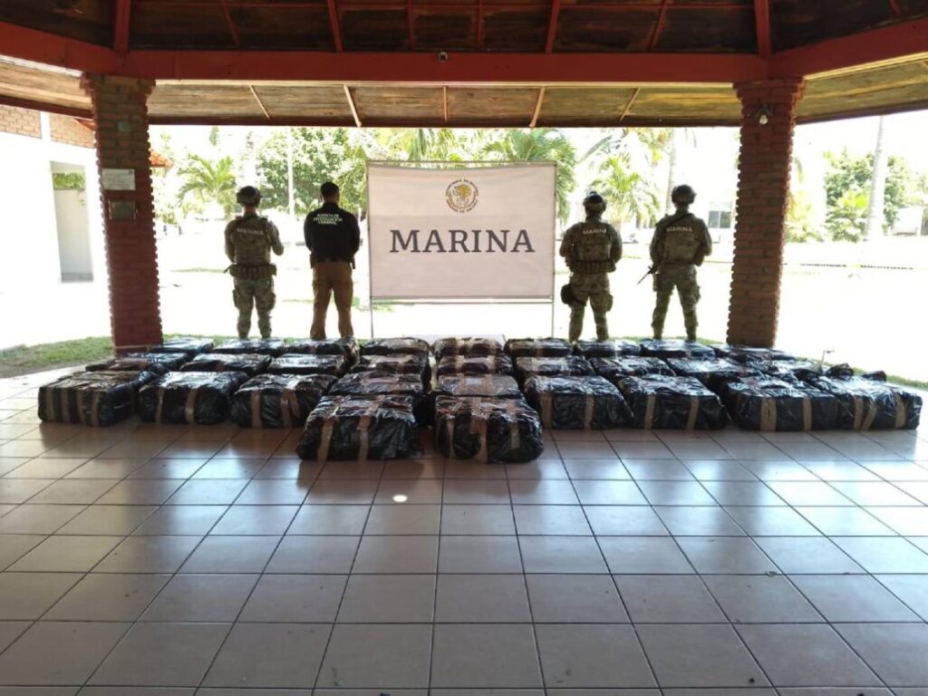 Marina asegura aproximadamente dos toneladas de presunto clorhidrato de cocaína en costas de Michoacán