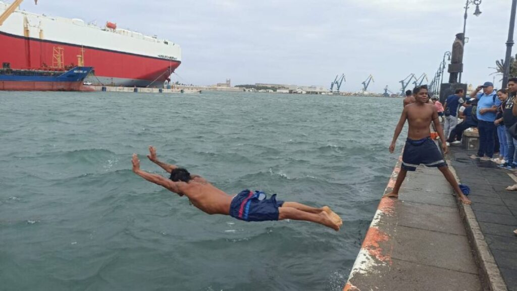 Los más beneficiados son los jóvenes “sacamonedas”, que se lanzan al mar, a recoger monedas que arrojan los turistas