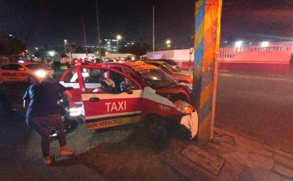 El taxista al parecer al tratar de esquivar a un motociclista perdió el control de su unidad marca Chevrolet tipo Matiz.