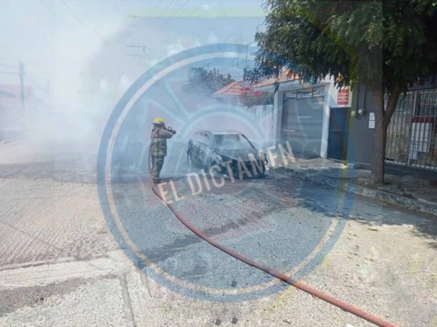 Vehículo se incendia hasta quedar calcinado en la Ejido Primero de Mayo Norte en Veracruz.