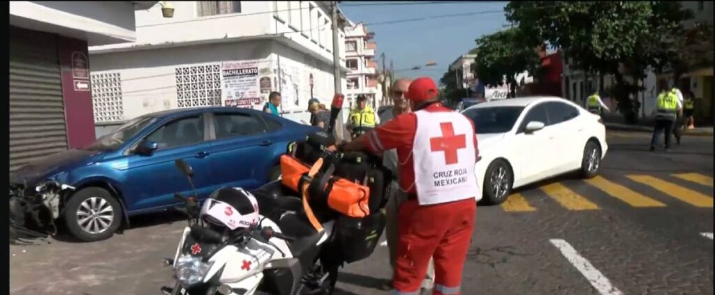 Por no respetar preferencia de paso, un aparatoso accidente se dio en el centro histórico de la ciudad de Veracruz, un vehículo quedó trepado en la banqueta.