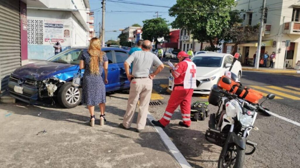 Por no respetar preferencia de paso, un aparatoso accidente se dio en el centro histórico de la ciudad de Veracruz, un vehículo quedó trepado en la banqueta.