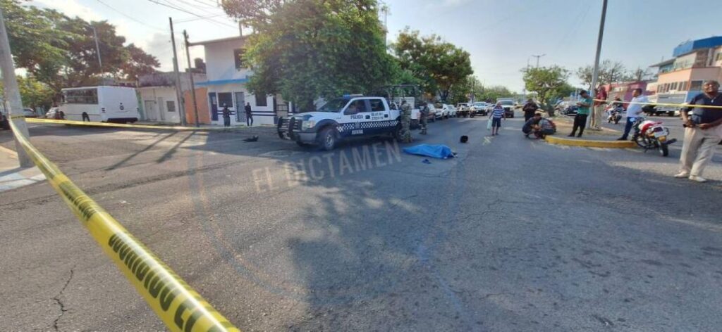Otro accidente fatal se registró ahora en la esquina de la Avenida Miguel Ángel de Quevedo y la calle Mario Molina en la colonia Centro.