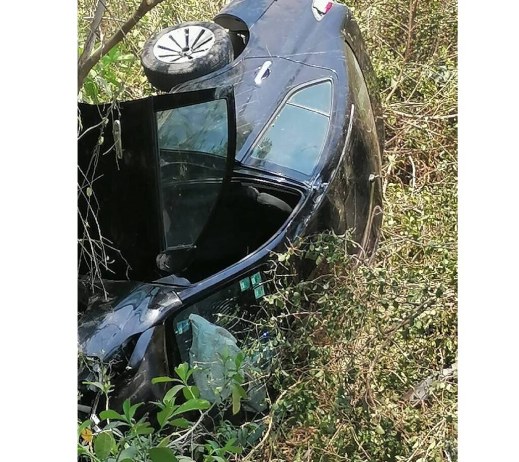 Vuelca empleada de gasera en carretera federal Veracruz-Xalapa, su automóvil terminó fuera del camino y entre la maleza.
