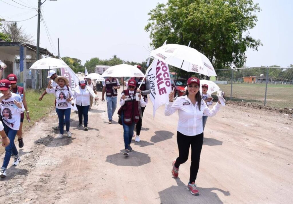 Posteriormente, Lupita Tapia realizó una caminata con simpatizantes y brigadistas en la comunidad de La Laguna.