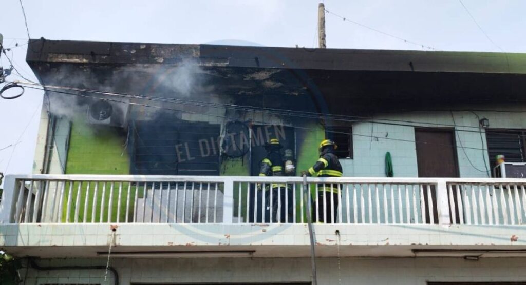 El departamento de una cuartería se incendió por completo, dejando daños materiales totales.