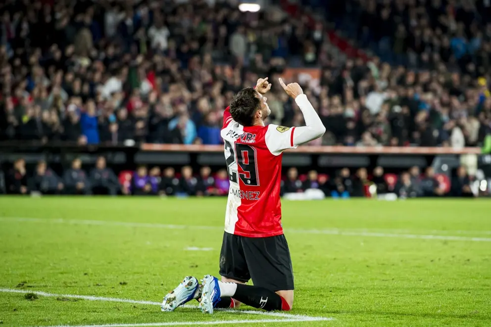 Santiago Giménez marca doblete con Feyenoord y acaba su sequía